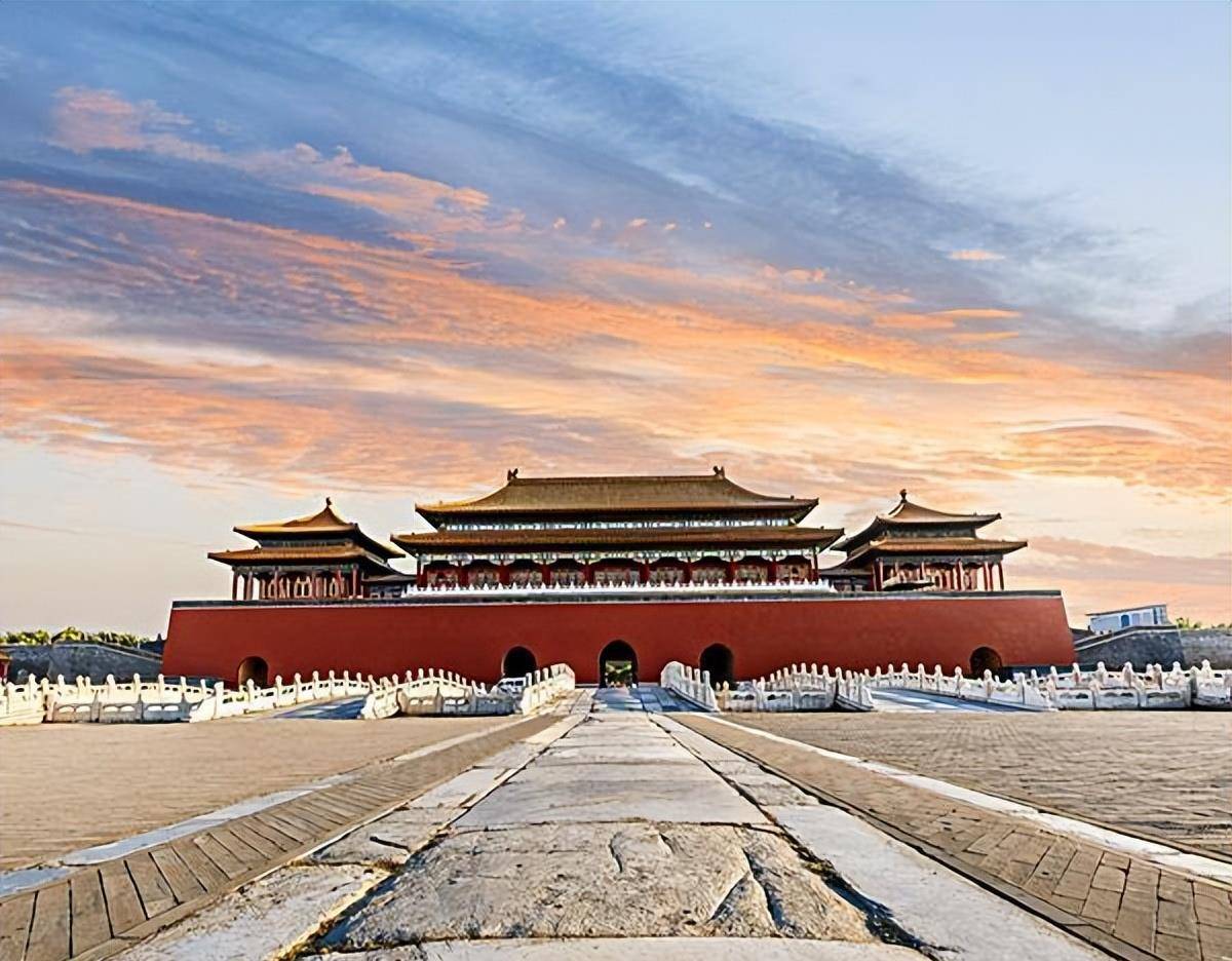 故宫占地面积约15万平方米,内部错落有致,有10余种不同形式的宫殿屋顶