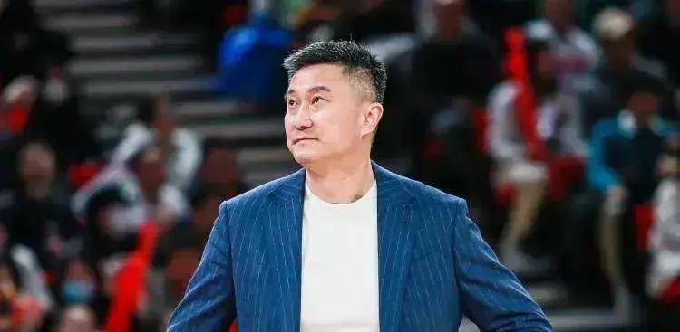 cba最美老板娘,身家过亿,42岁身材依旧时尚,后背纹身时尚_吴迪_宏远