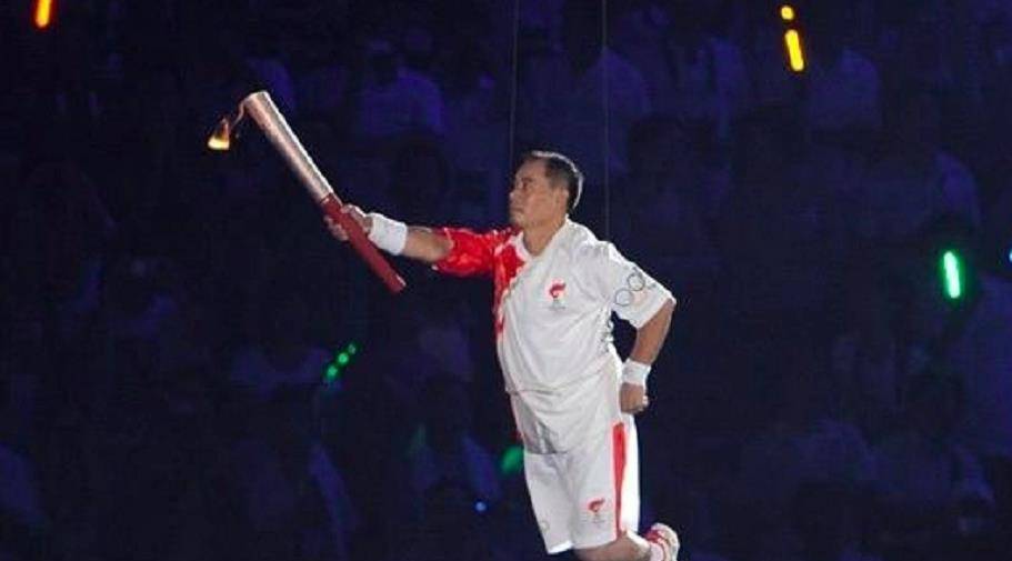 原创李宁与儿子女儿合照22岁儿子帅气身高超李宁女儿美丽可爱