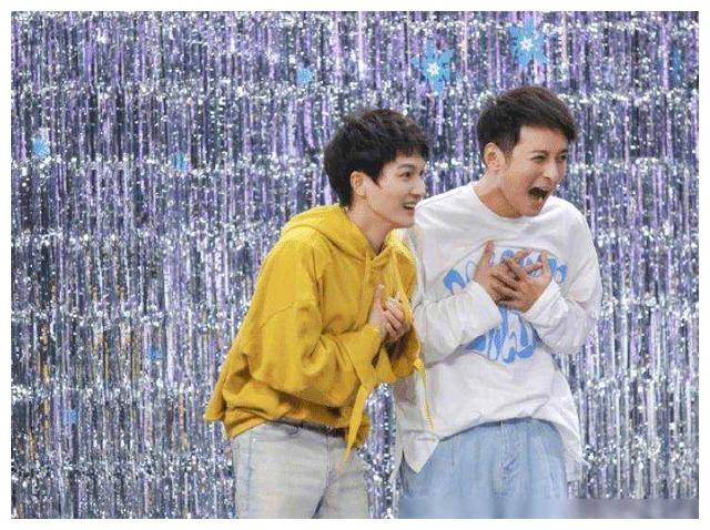 虽然何炅收礼风波为娱乐圈带来不小震动,但也让我们目睹了娱乐圈一些