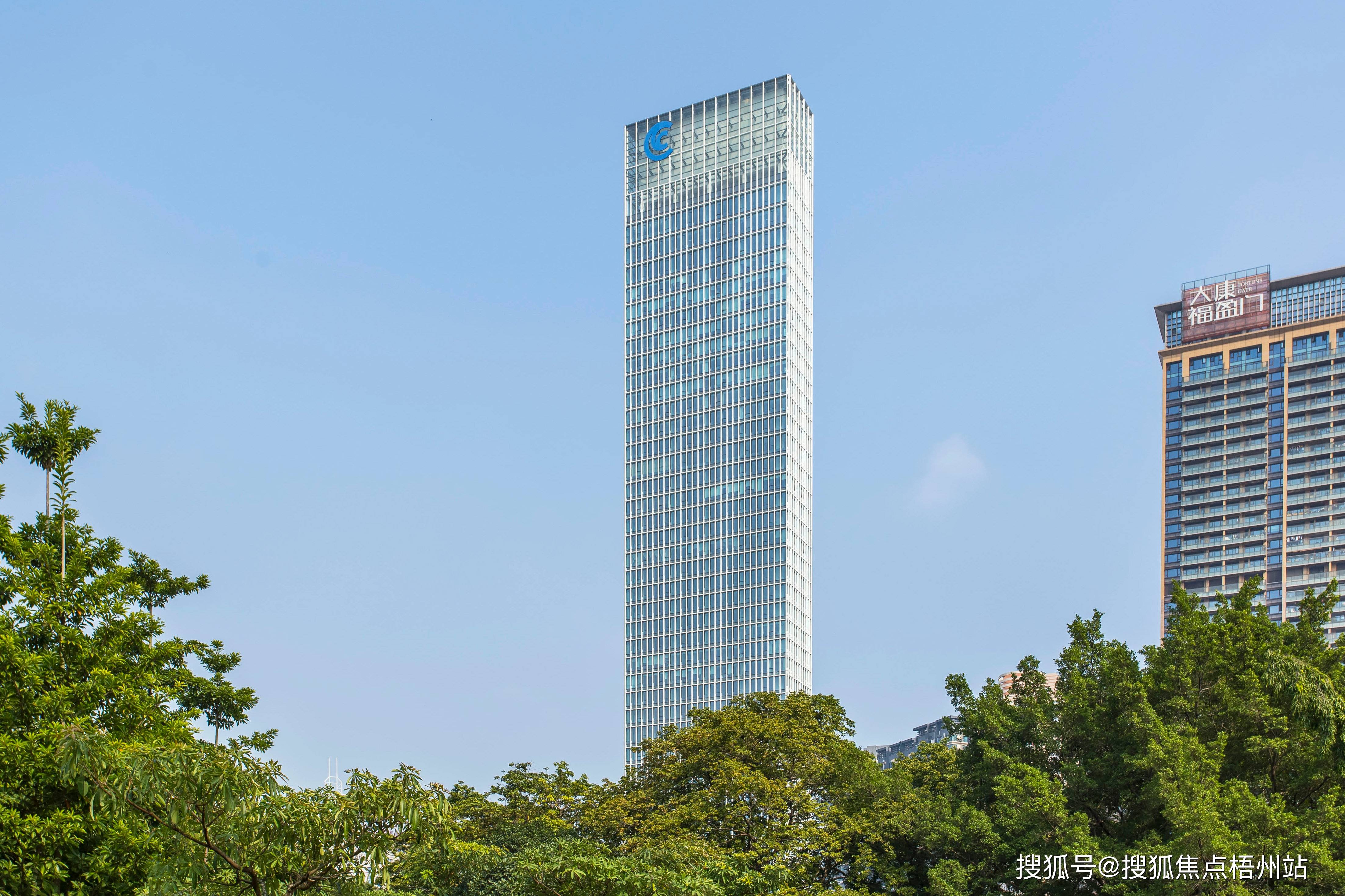 深圳海岸中心租120人独立办公室精装修带家具交通便利可注册