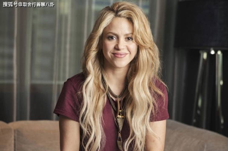 原创夏奇拉mv照释出穿粉色吊带裙依偎男主怀中躺在花瓣上如花仙子