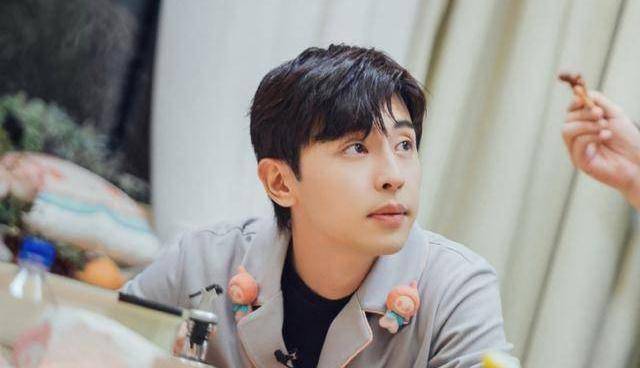 而且,这次从官微露出的照片来看,王嘉尔穿睡衣后,也很帅很可爱,有反差