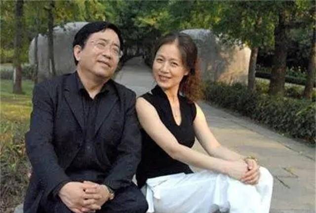 为了省钱,李红每天下班后会前往娘家吃饭,再带一些送给余秋雨,两人的
