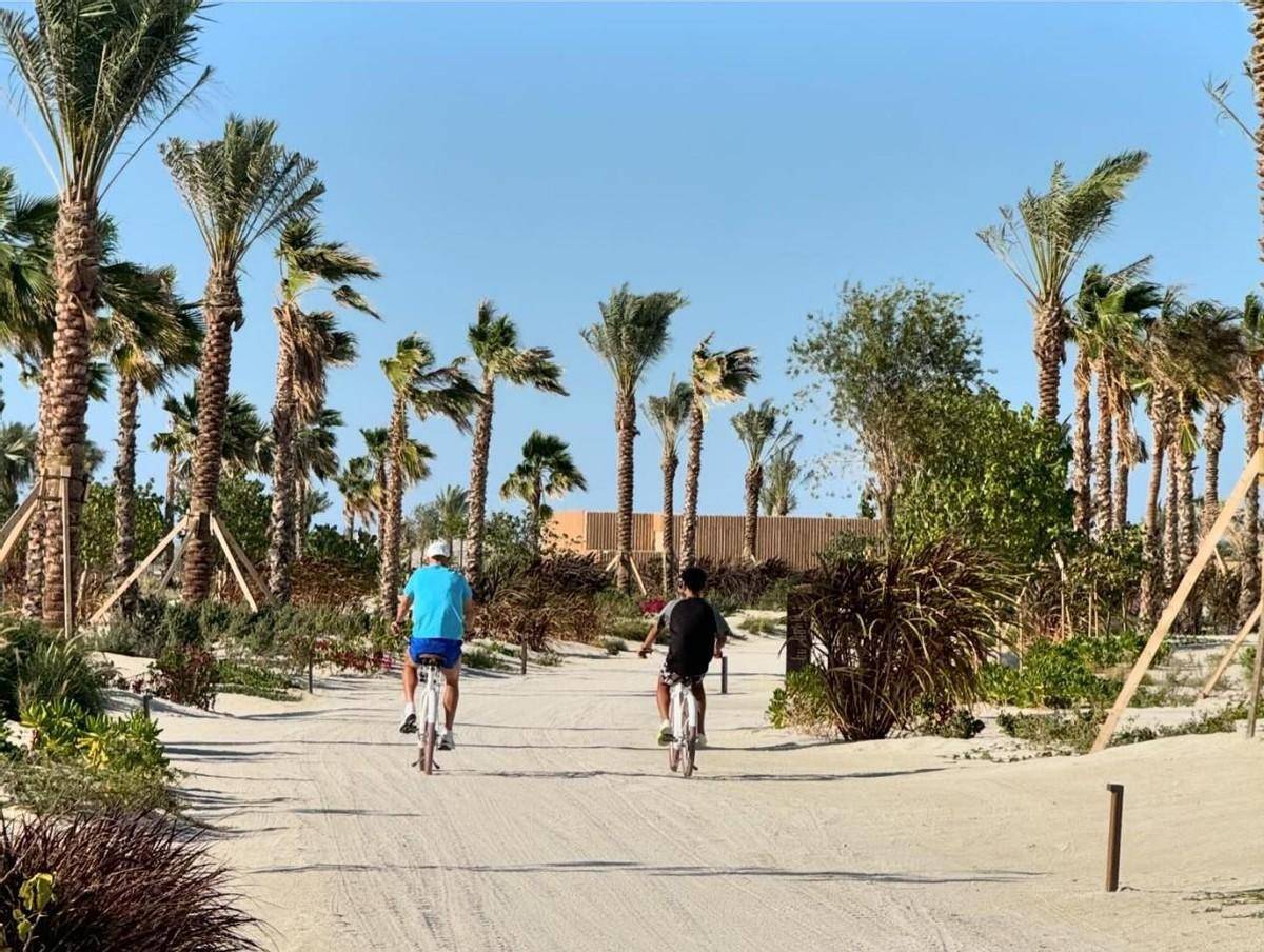 原创c罗晒海滩度假照只穿泳裤秀出浑身腱子肉老婆一身红色比基尼