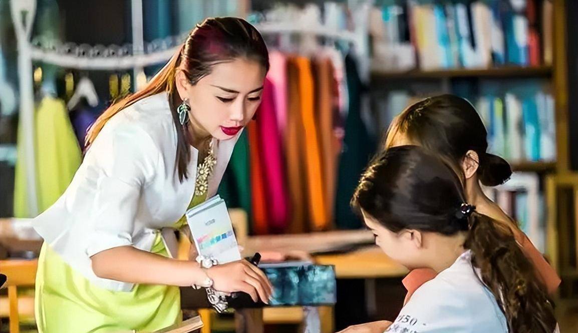 原创厦门美女富豪的不归路借款18亿130万加入玛莎拉蒂跑车族