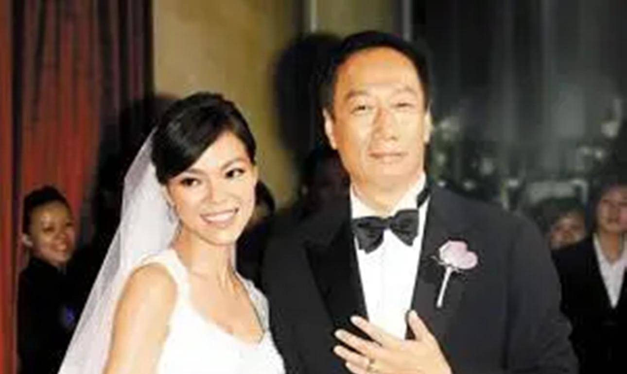 个孩子降生,因为郭家这时正值晓字辈,郭台铭为两人的大女儿取名郭晓如