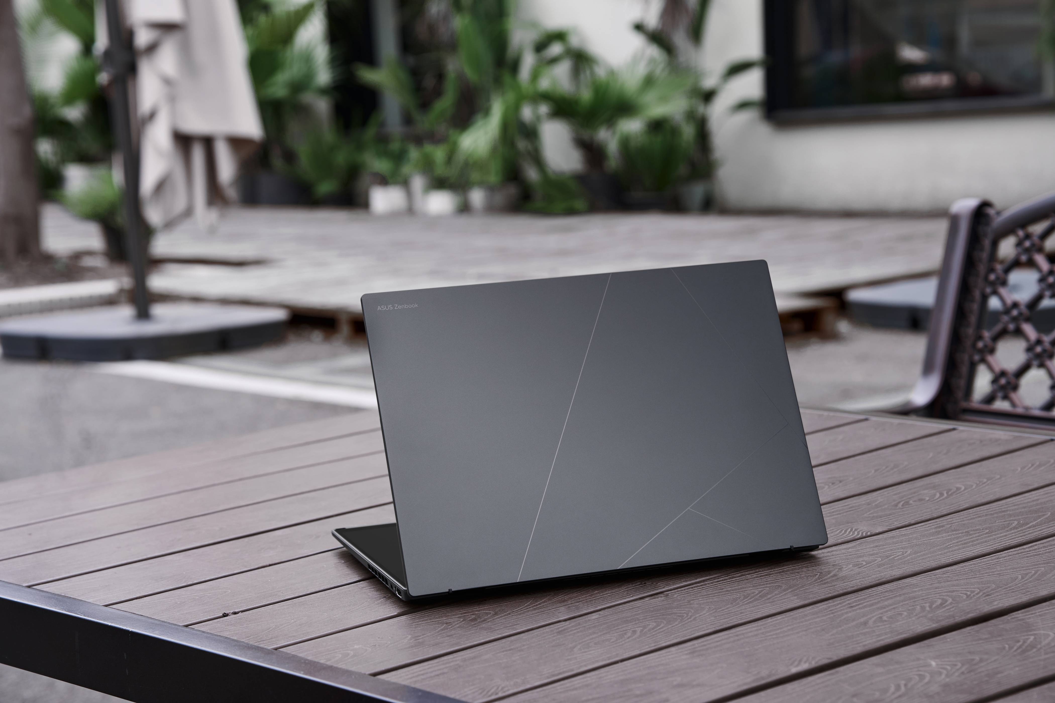 (华硕灵耀14 双屏)细节上,联想yoga book 9i配备杜比全景声的巨大条形