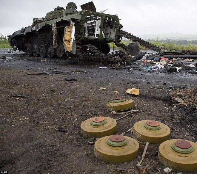 原创80年代解放军两大新式反坦克地雷专炸车底81式和电磁感应的84式