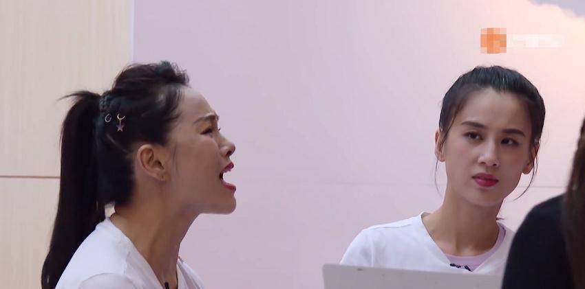 原创浪姐伊能静唱歌黄圣依的表情成了焦点我却只注意她的站姿