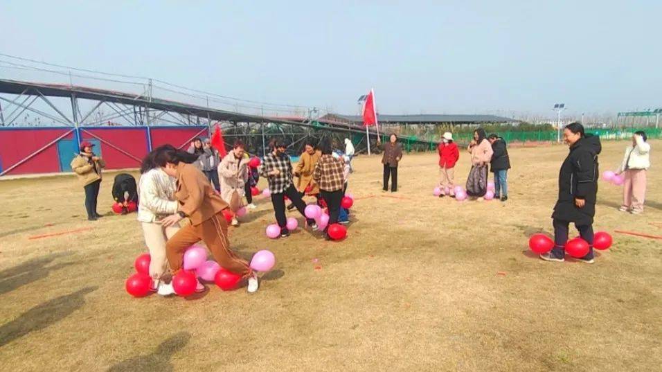 湖北省潜江中学举办系列活动庆祝三八国际妇女节