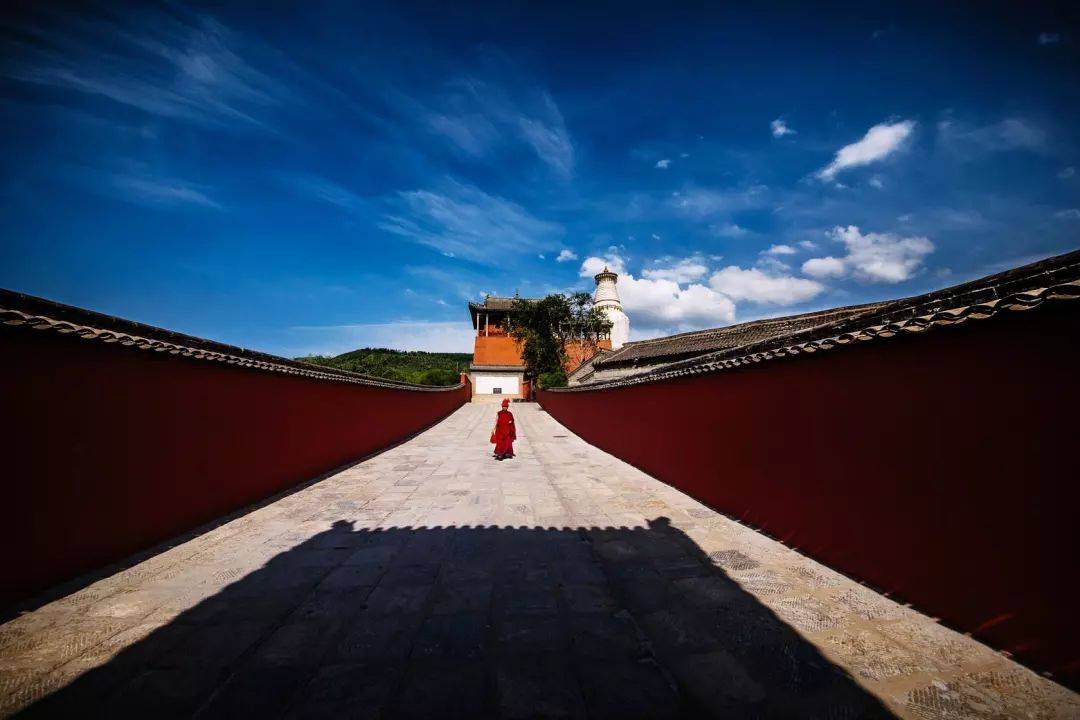 五台山现有的建筑比较完整的寺院95处,其中国家重点文物保护单位有6处