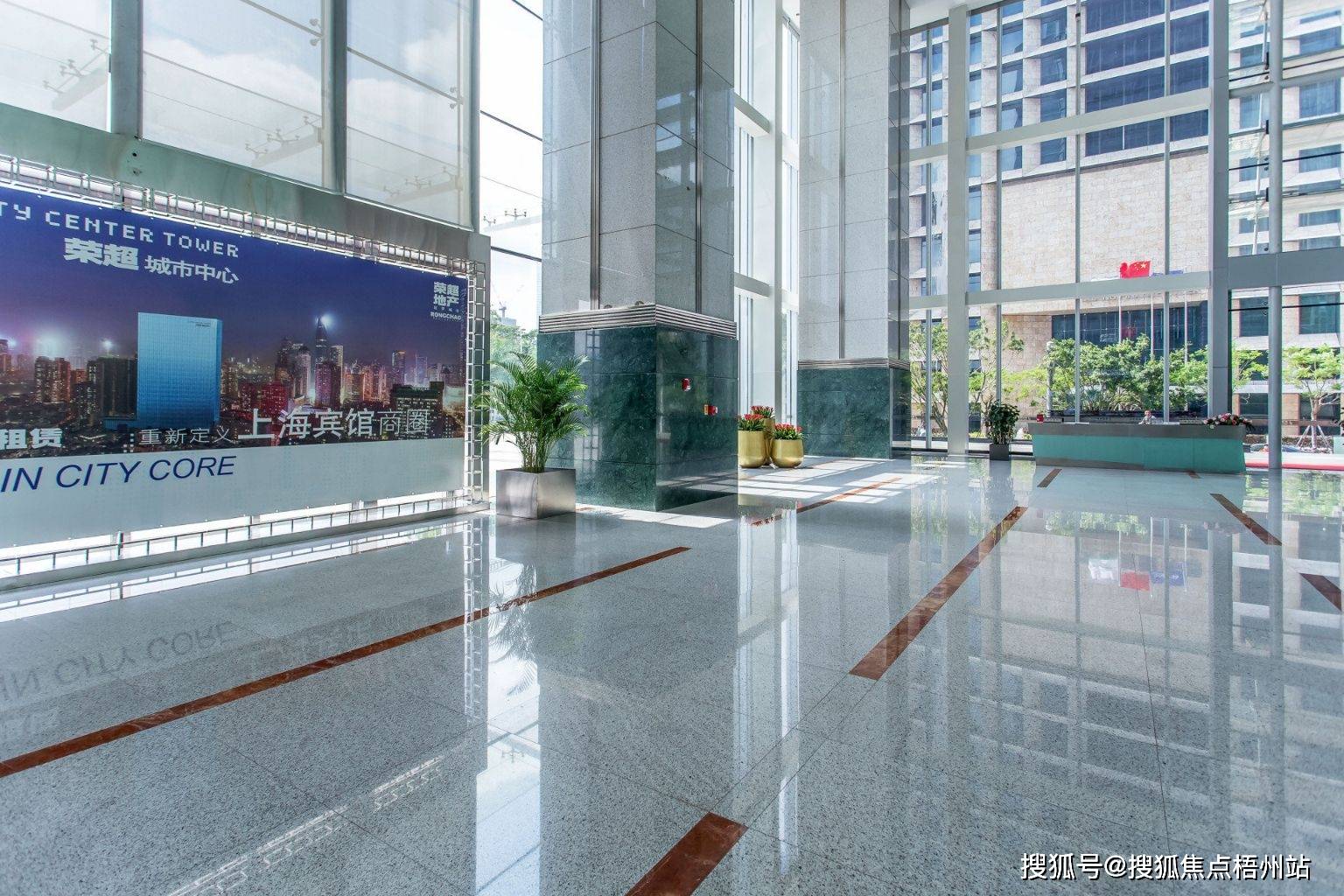 深圳荣超商务中心租120人独立办公室精装修带家具交通便利可注册