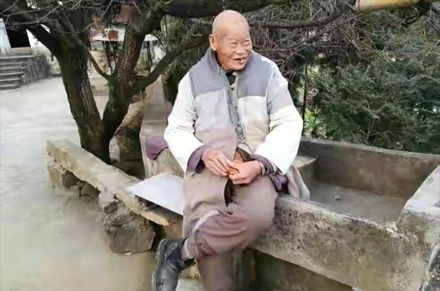 他花费43年自建寺庙,一件百衲穿到80多岁,今门下众多弟子和信徒_释觉