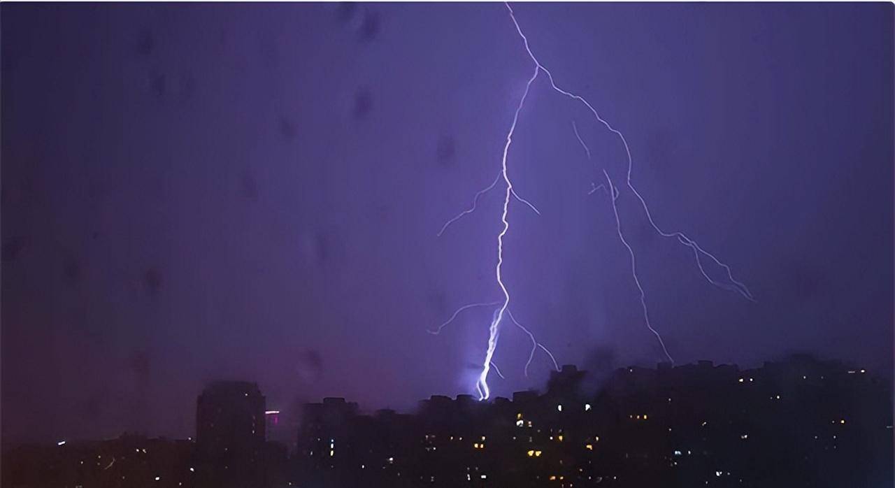 雷雨天气因为天气的原因,多辆列车发生了晚点,小伊伊一家乘坐的d3115