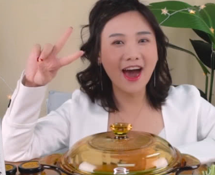 据密子君自己说,她有170的身高,但是体重只哟45kg