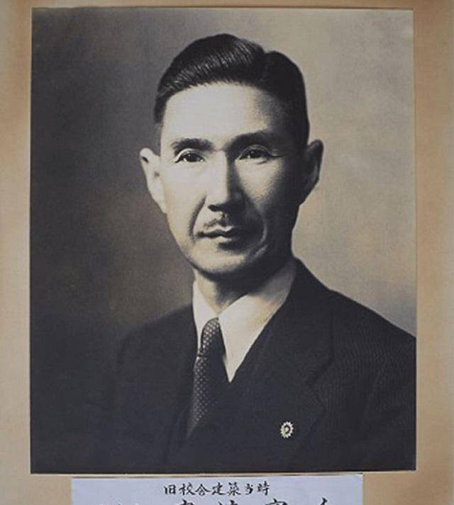 作为战犯家属的岸信介一家,在日本的地位并未挪动,甚至在裕仁天