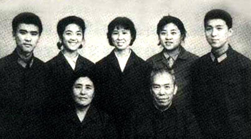 原创万岁军军长梁兴初的两任妻子名字都有同一个字第二任依然健在