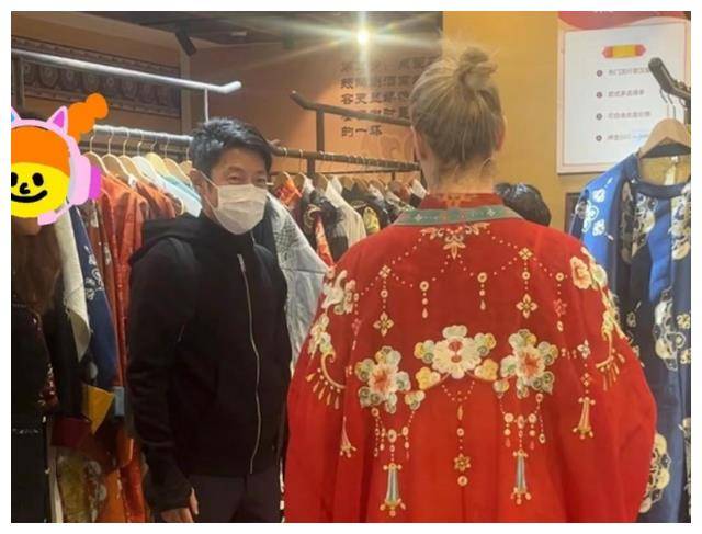 撒贝宁携双胞胎游西安妻子李白汉服惊艳夫妻对望神情浪漫