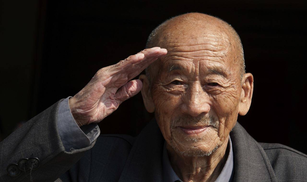 (图片来自东方ic)91岁抗战老兵张天祥敬军礼,老人的左眼和右大腿都在