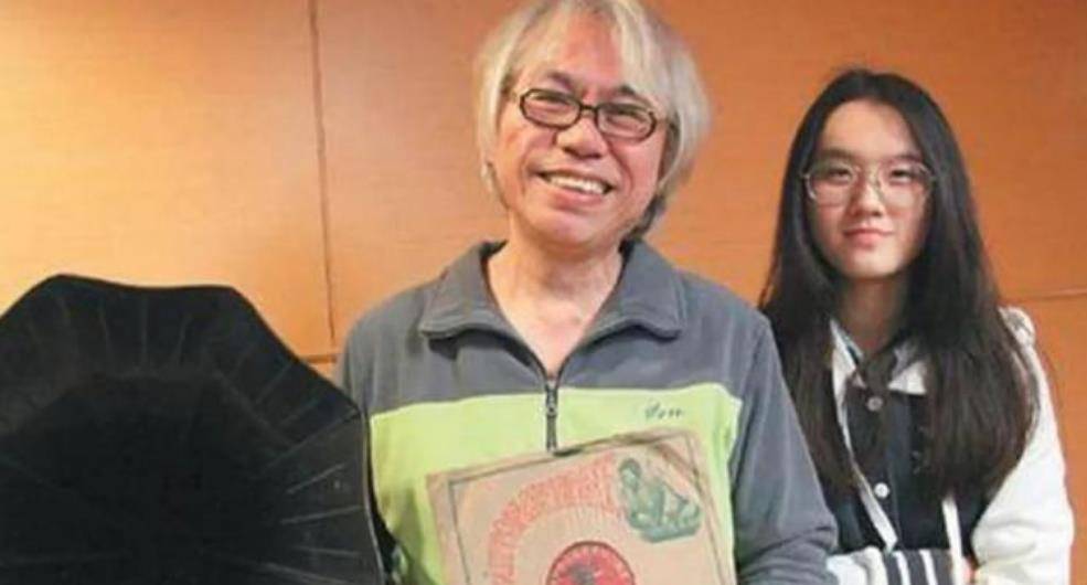 原创9年后爷孙恋现状曝光男方需要拄拐26岁林靖恩一脸疲惫