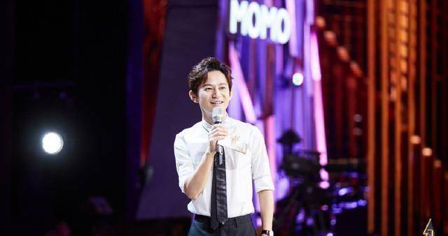 原创幻乐之城岳云鹏见到王菲直接腿软了脱掉衣服露出8个字亮了