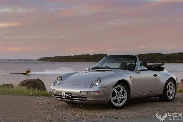 保时捷911首次在turbo车型上搭载四驱系统和6速手动变速箱.
