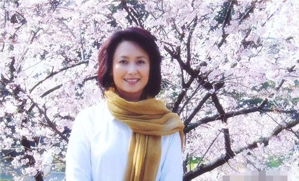 她一婚嫁给大8岁演员,二婚嫁给富商,如今60岁被宠成"公主"_左翎_王