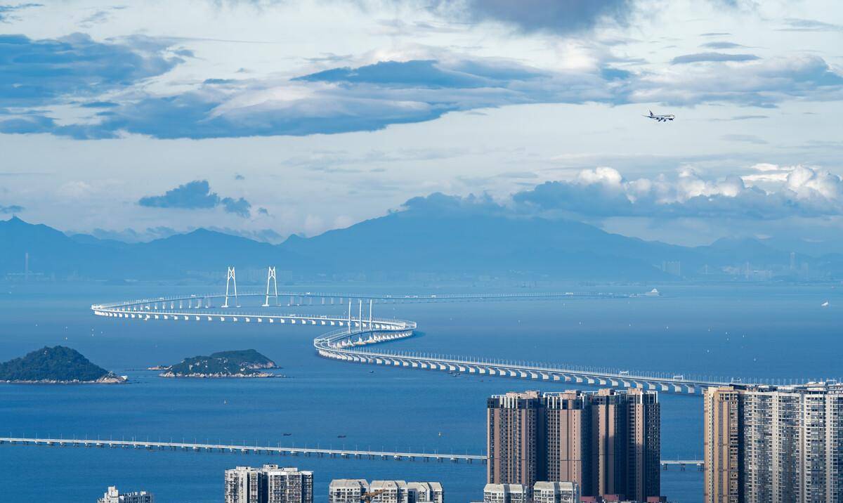 更何况还是一座要连接,珠海,香港,澳门三个城市的大桥