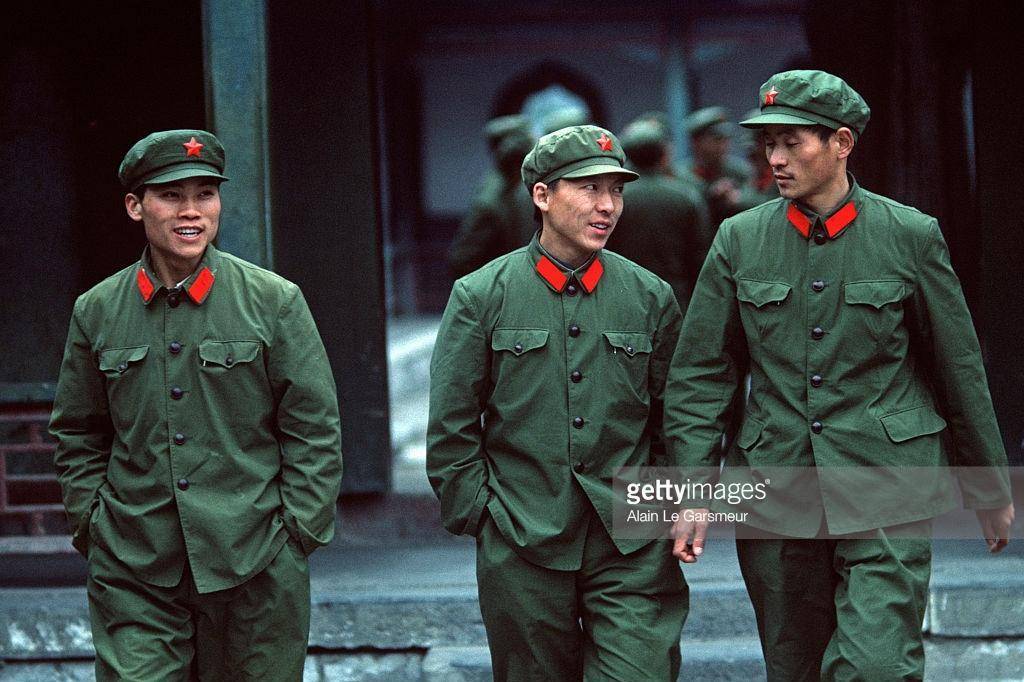 原创40年前身穿六五式军装的人们一身绿三片红一个词来形容帅气