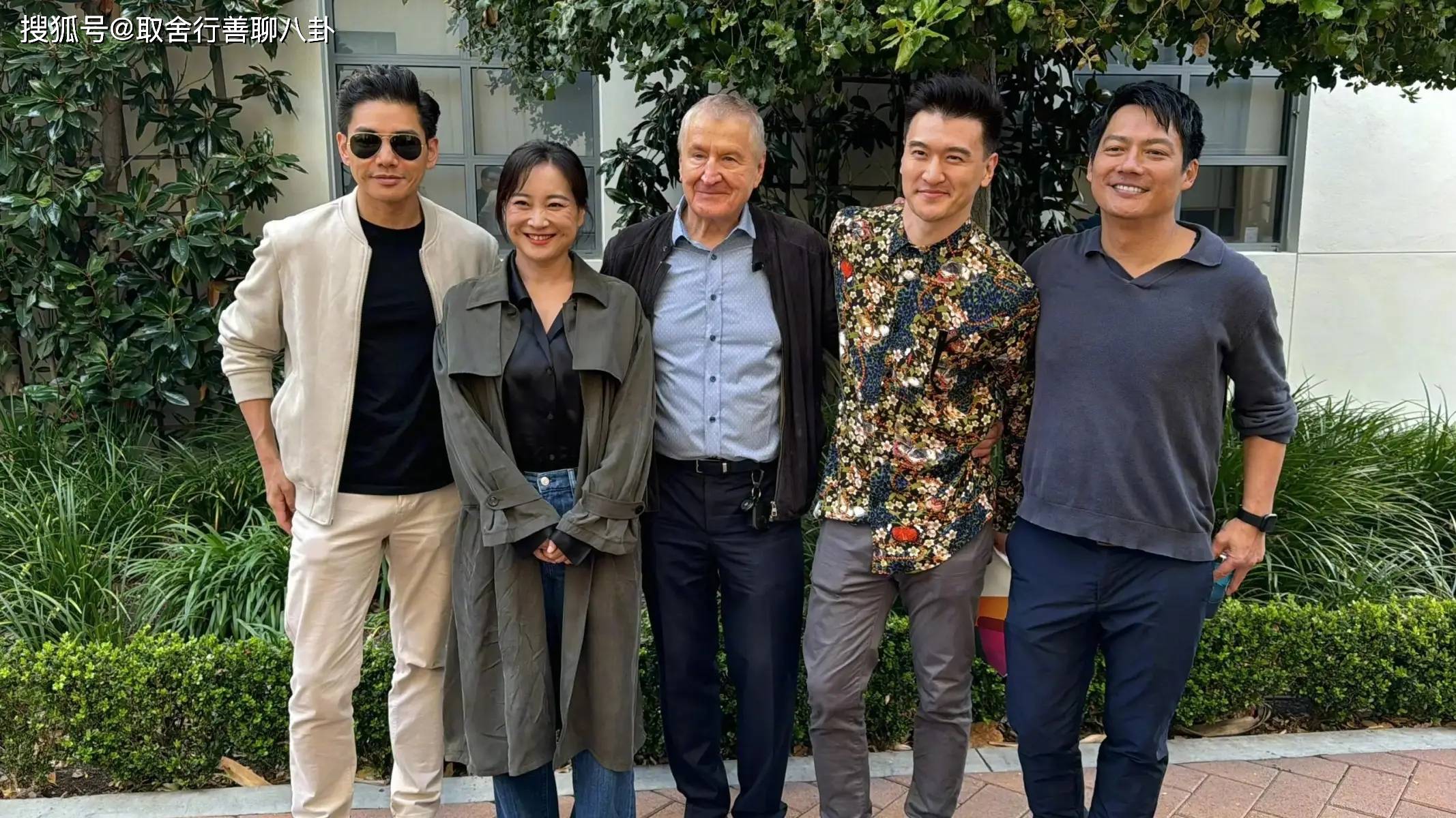 贾玲现身好莱坞索尼片场与吴彦祖开心合照网友梦幻联动
