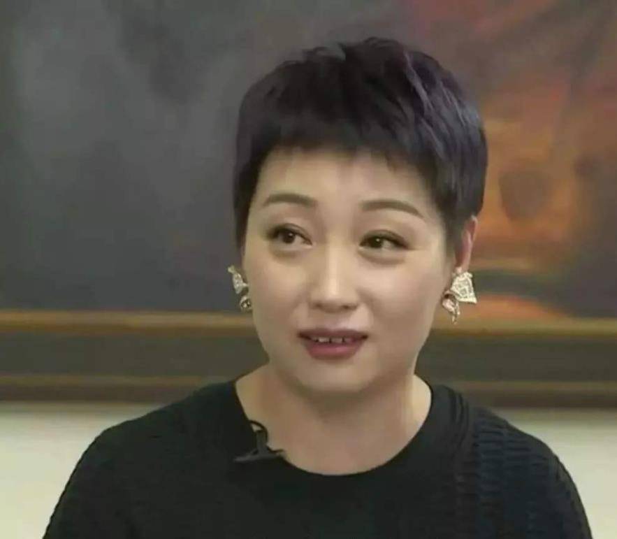 杜鹃处理完陈晓的事情,黄光裕的夫人杜鹃走上台前管理国美,并且信誓旦