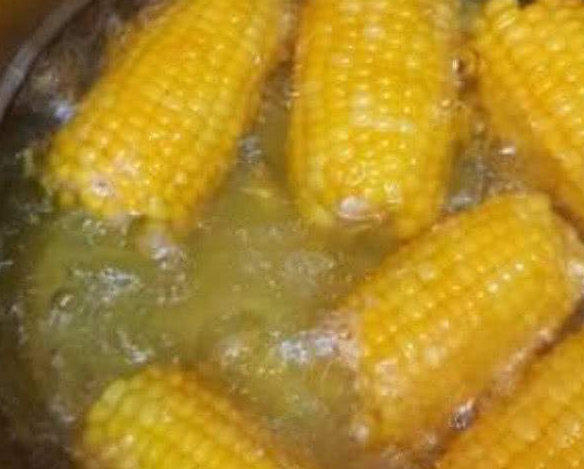 煮玉米时,别直接把玉米放锅里煮,多加"这2步",玉米更香更甜