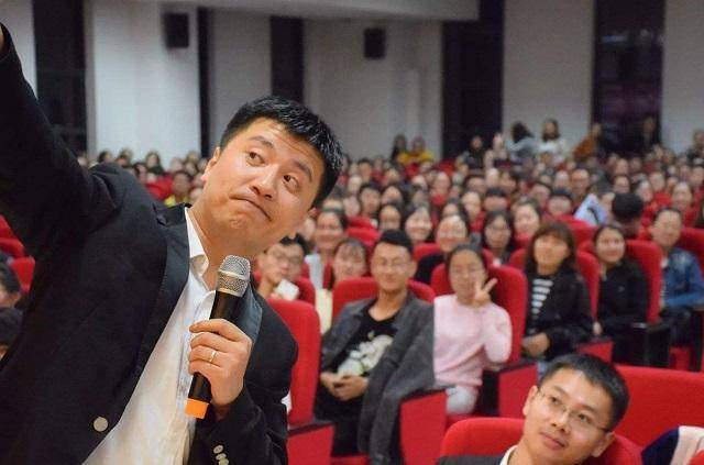 原创考研名师张雪峰因发言不当跌落神坛如今争议下降频繁上综艺