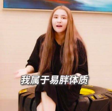 变胖后的李心艾在活动中扮上古装,虽然已经变胖但效果还是非常的漂亮.