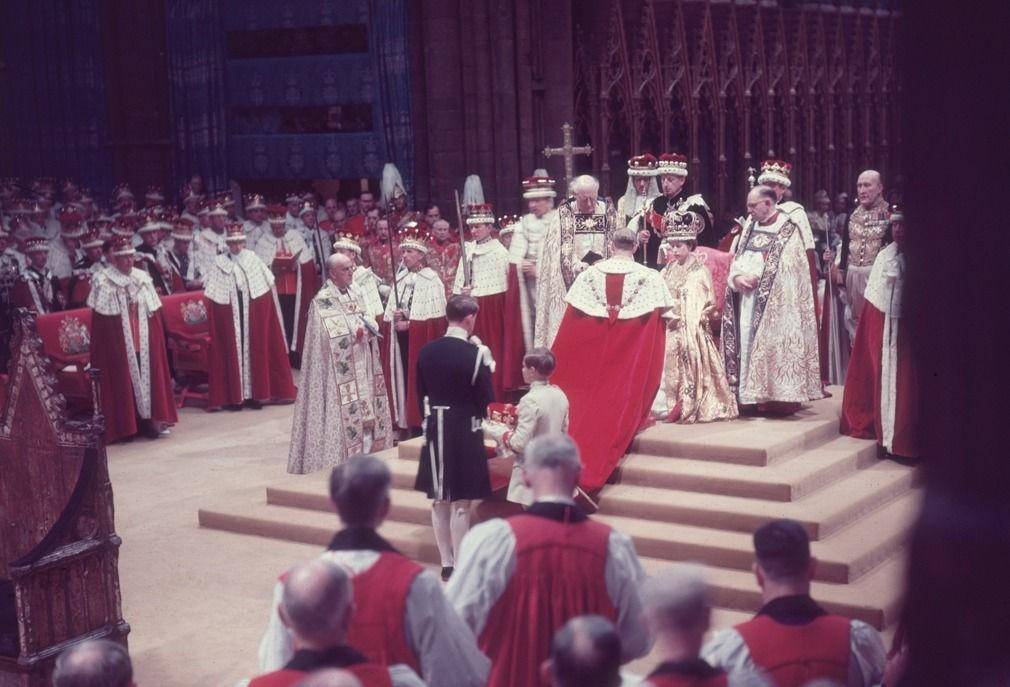 原创伊丽莎白二世加冕礼女王吐槽王冠太重连丈夫也要跪地宣誓效忠