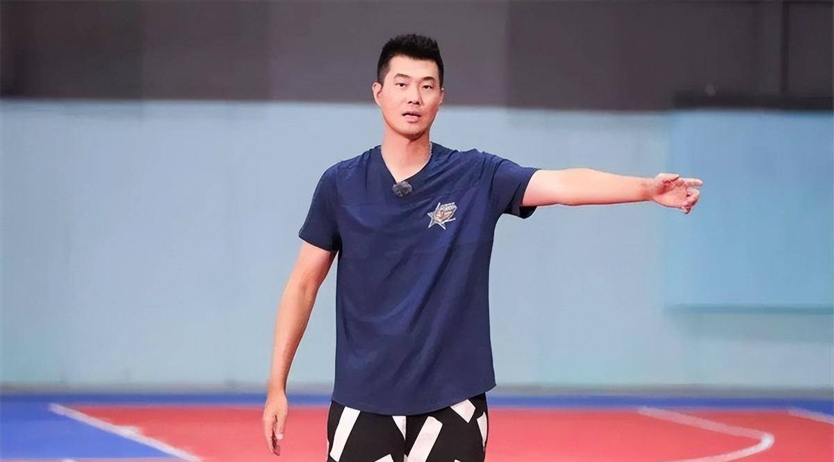 39岁王仕鹏近况:退役专注解说,海归娇妻身材曼妙_父亲_中国_机会