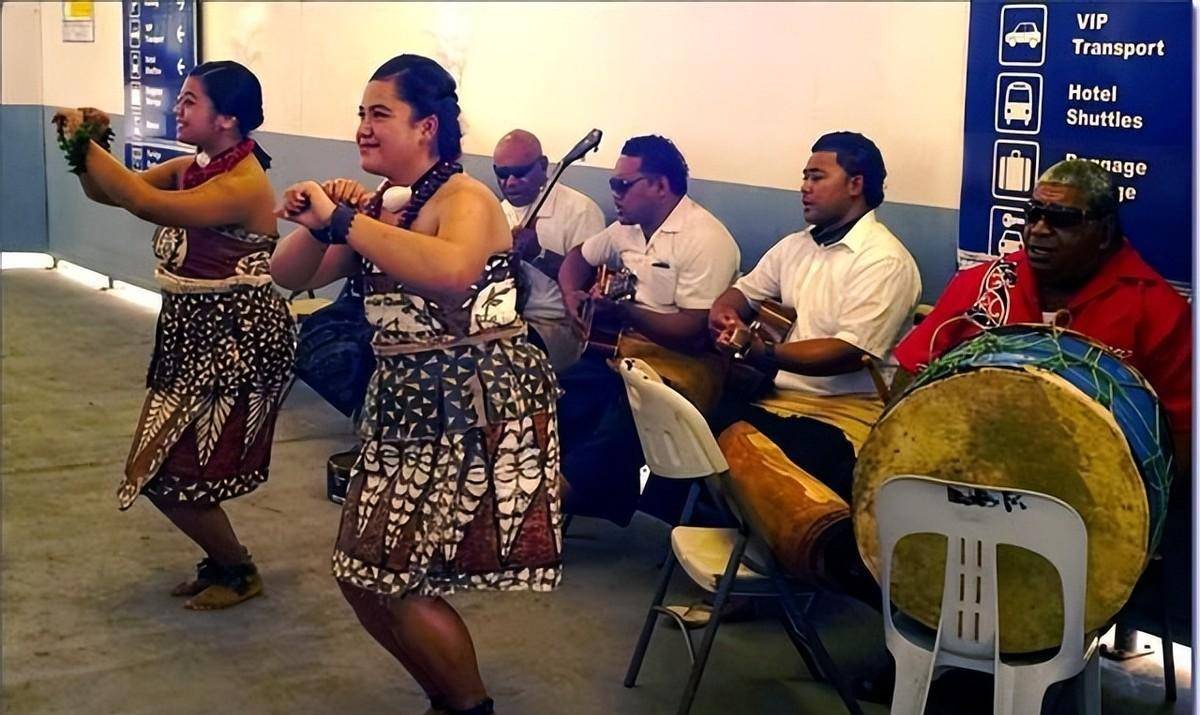 这一惊天丑闻激起了汤加人民的愤怒,汤加境内36个有人居住的小岛上都