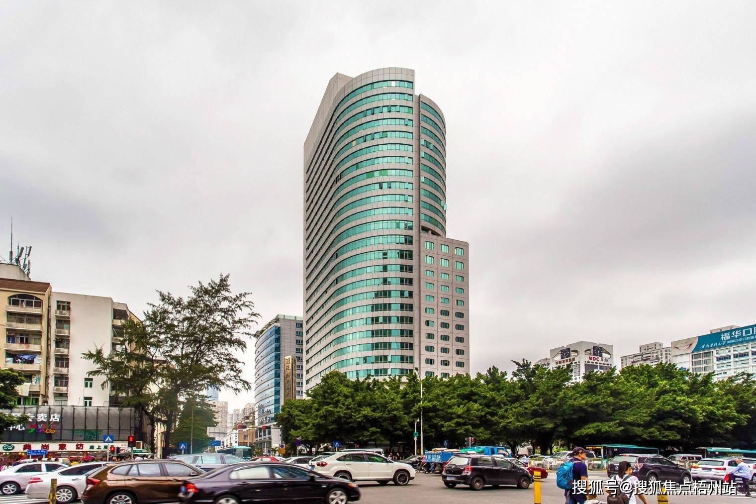 深圳上步大厦租120人独立办公室精装修带家具交通便利可注册