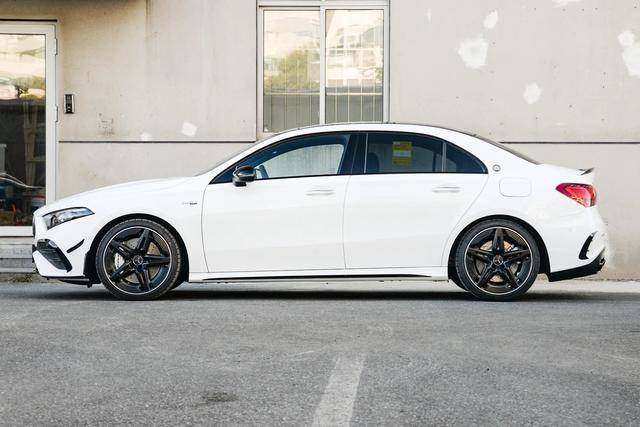 新款奔驰a级amg a 35l上市,增加手机无线充电,售价41.