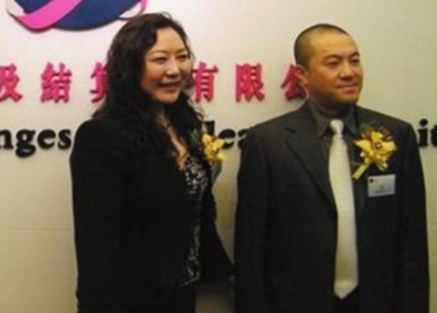重庆女首富,靠房地产发家,离婚给丈夫200亿,前夫转身娶空姐_吴亚军