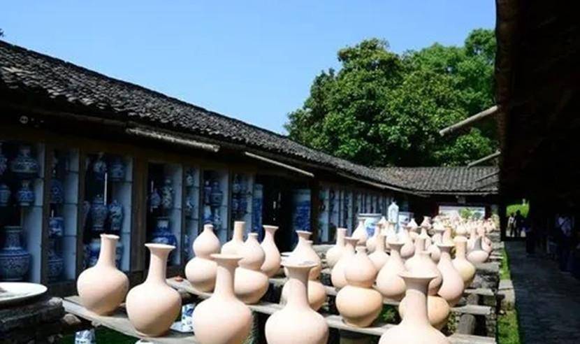 八旬老人打造一座千年瓷宫,五年花费六千万,自己却住在茅棚里_瓷器
