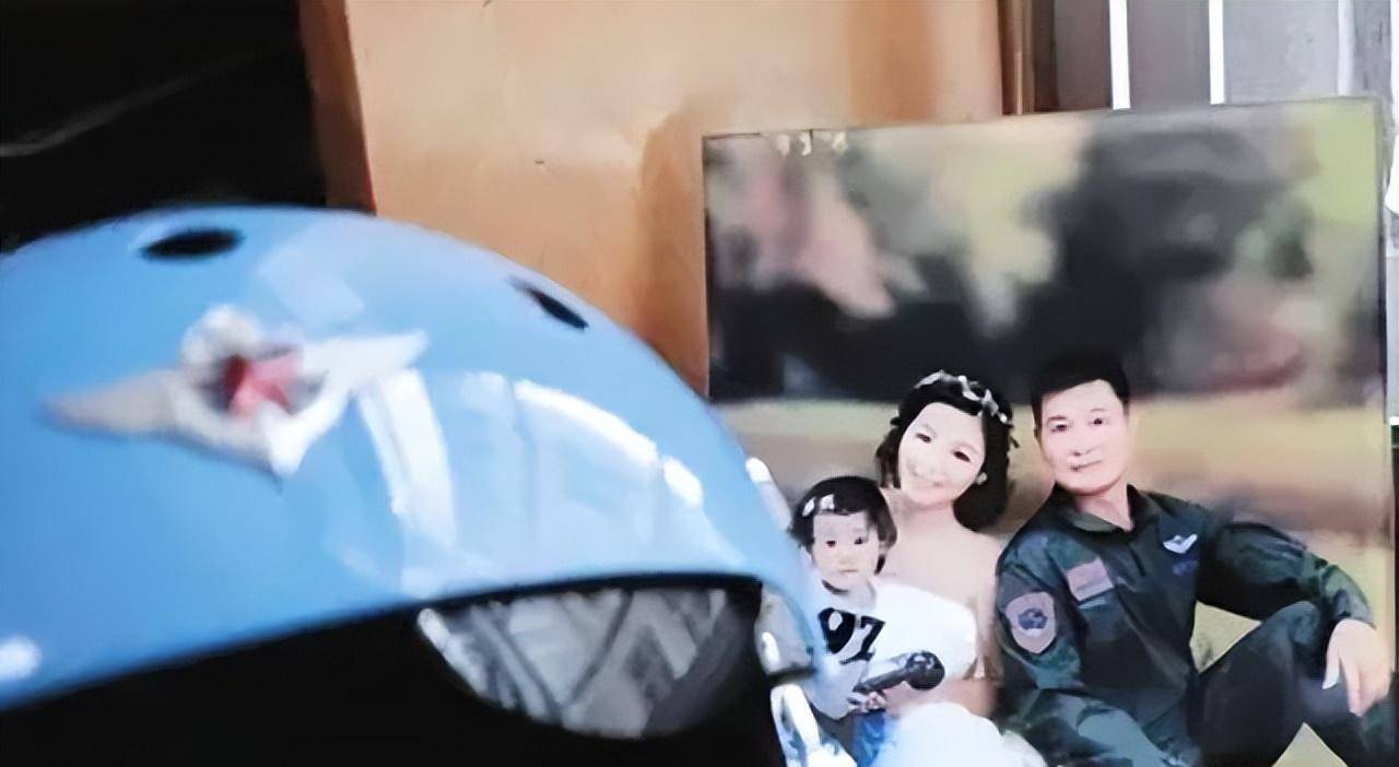 原创16年航母飞行员张超牺牲女儿仅2岁空姐妻子继承夫志应征入伍