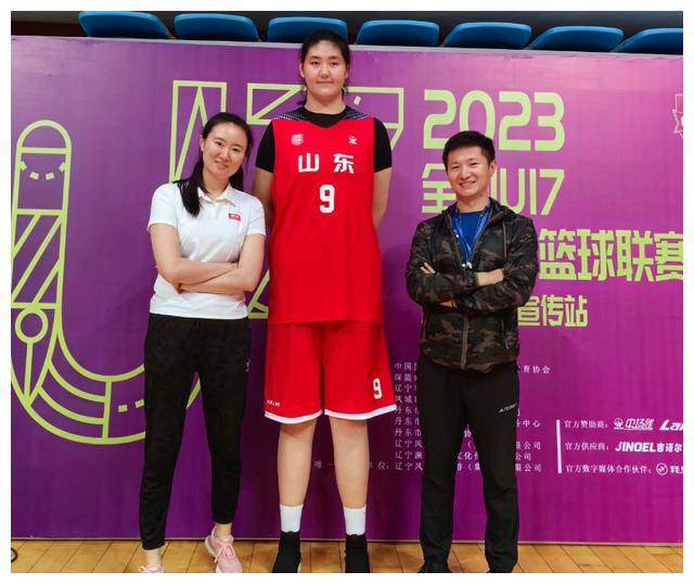 原创恭喜中国女篮迎来16岁2米28身高天才陈楠指导小姚明崛起