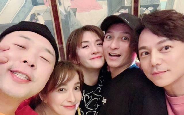 至于吴昕能够挑大梁,其实众说纷纭,在芒果台经历过去年跨年晚会何炅