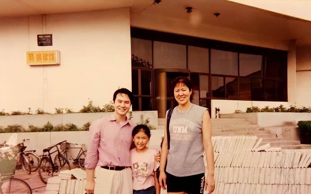 当上万人齐声喊着"郎平加油"的时候,还是小女孩的白浪在下面轻轻喊着"