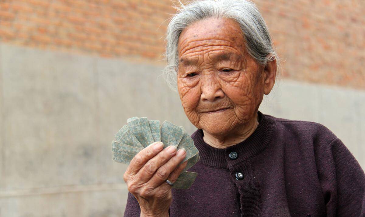 在无处容身的世间,我们都成了扛着"皮囊"前进的可怜人_文展_蔡崇达