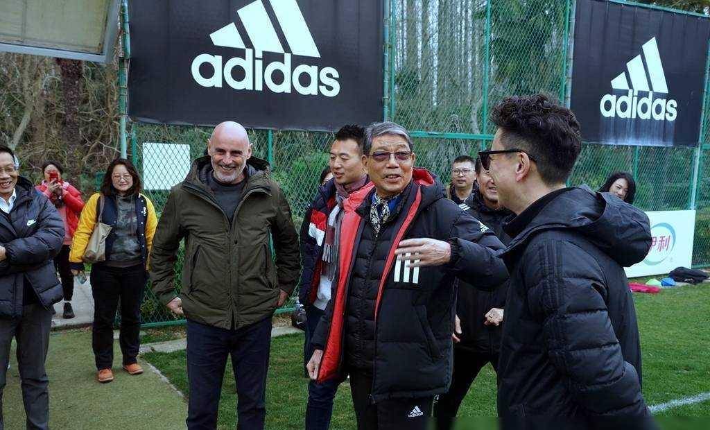 原创上海海港主帅访问根宝基地赠送老帅一瓶香槟图