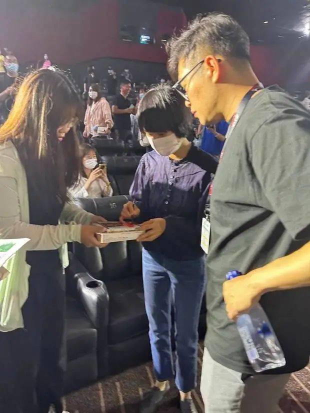 在线下给粉丝签名的场合,袁泉则选择了更加休闲舒适的穿搭.