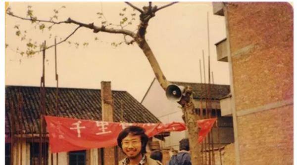 海子:一生数段感情姻缘,写下血红的抒情诗歌,英年早逝令人叹_初恋